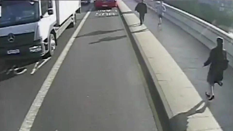 «Φιάσκο» η σύλληψη του τραπεζίτη – Δεν ήταν αυτός που έσπρωξε τη γυναίκα στις ρόδες του λεωφορείου